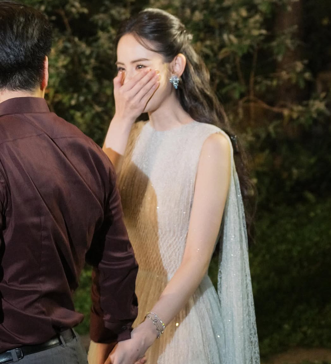 "Góc khuất" màn cầu hôn của thiếu gia có gia thế khủng với mỹ nhân 2k2: Mắc cỡ quá Hai ơi- Ảnh 2.