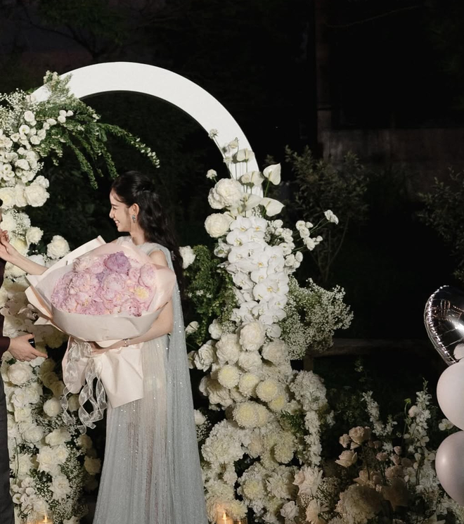 "Góc khuất" màn cầu hôn của thiếu gia có gia thế khủng với mỹ nhân 2k2: Mắc cỡ quá Hai ơi- Ảnh 5.