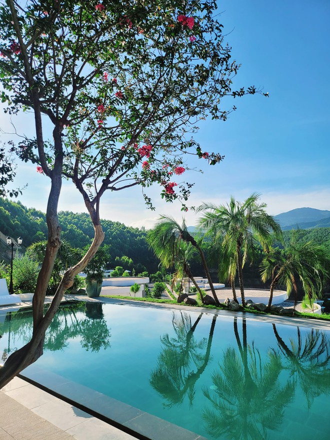 Biệt thự nghỉ dưỡng của nam diễn viên "giờ vàng VTV": Hoa giăng lối, view núi thơ mộng như resort 5 sao- Ảnh 5. Biệt thự nghỉ dưỡng của nam diễn viên "giờ vàng VTV": Hoa giăng lối, view núi thơ mộng như resort 5 sao- Ảnh 5.