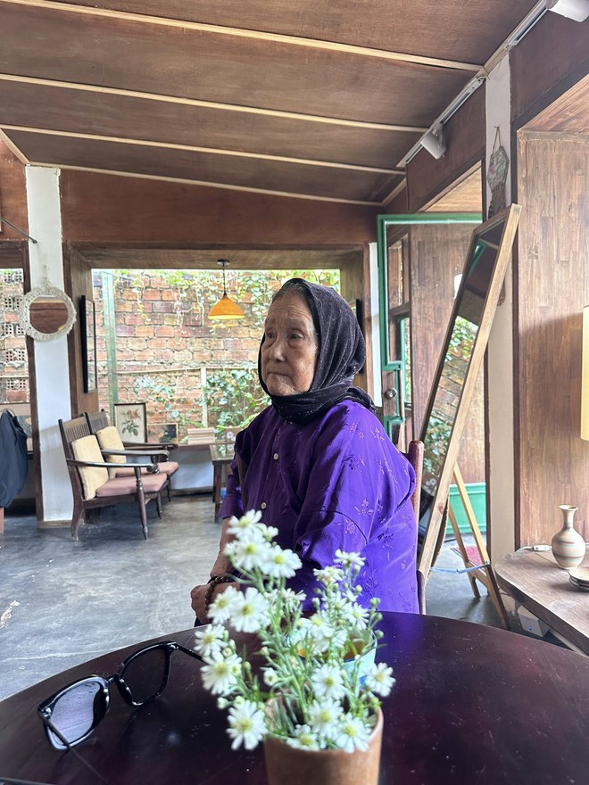 Quỳnh Lương tiễn biệt bà ngoại qua đời vì uống phải thuốc giả, nói 1 câu ai cũng xót xa- Ảnh 2. Quỳnh Lương tiễn biệt bà ngoại qua đời vì uống phải thuốc giả, nói 1 câu ai cũng xót xa- Ảnh 2.