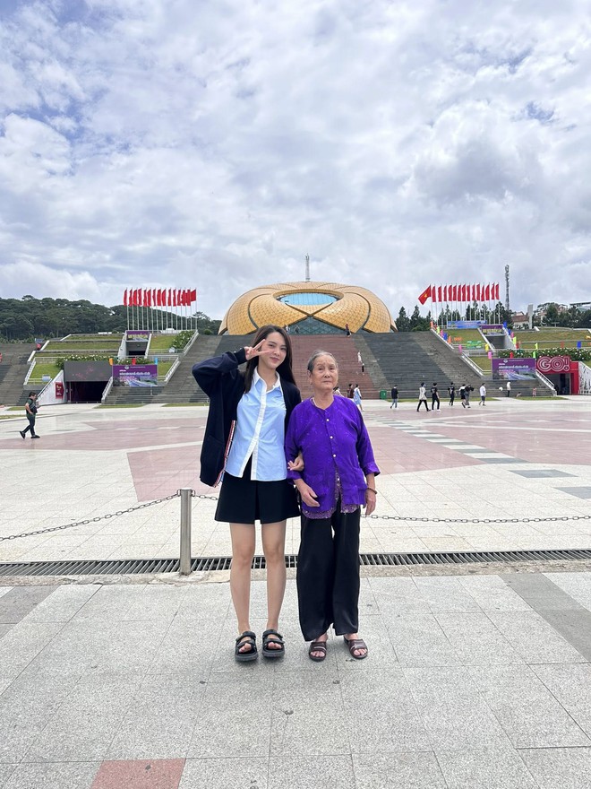 Quỳnh Lương tiễn biệt bà ngoại qua đời vì uống phải thuốc giả, nói 1 câu ai cũng xót xa- Ảnh 1. Quỳnh Lương tiễn biệt bà ngoại qua đời vì uống phải thuốc giả, nói 1 câu ai cũng xót xa- Ảnh 1.