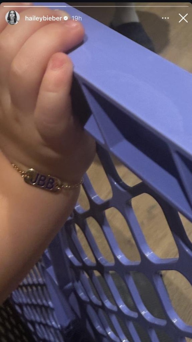 Justin Bieber trong Ngày của Cha đầu tiên: "Flex" vòng vàng gần 18 triệu tặng con trai, bất ngờ bị vợ mắng cực gắt?- Ảnh 2. Justin Bieber trong Ngày của Cha đầu tiên: "Flex" vòng vàng gần 18 triệu tặng con trai, bất ngờ bị vợ mắng cực gắt?- Ảnh 2.