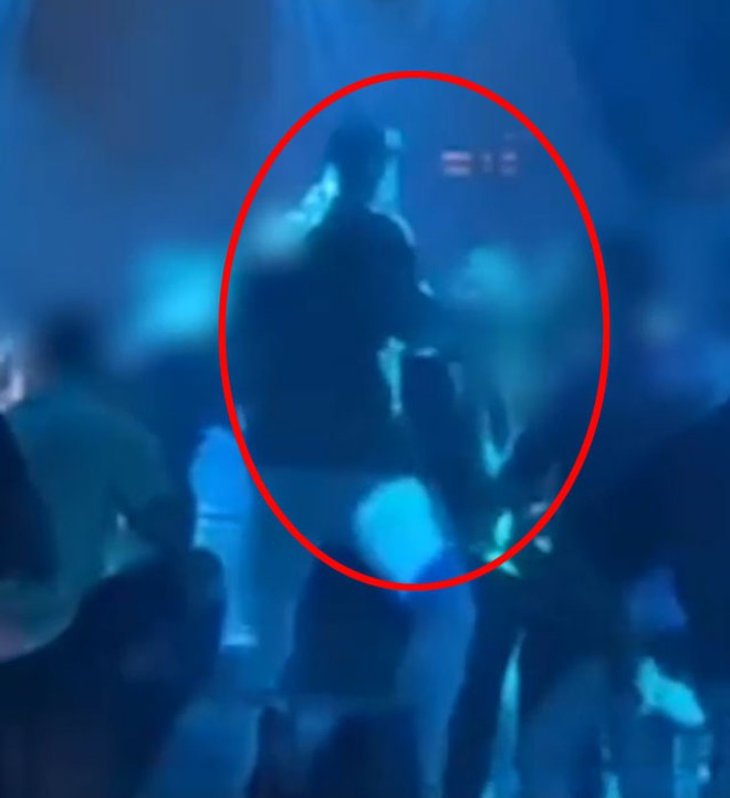 Võ sĩ nhận lương cao nhất thế giới gây sốc khi tung 2 cú đấm sấm sét vào người lạ ở hộp đêm- Ảnh 1. Võ sĩ nhận lương cao nhất thế giới gây sốc khi tung 2 cú đấm sấm sét vào người lạ ở hộp đêm- Ảnh 1.