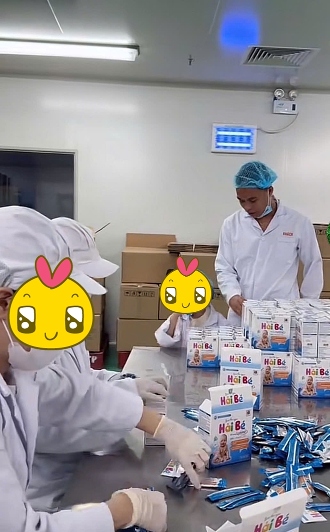 Hải Sen chăm quay chụp tại nhà máy, "kêu oan" khi bị làm giả thương hiệu: Toàn là chiêu thức để "lùa khách"?- Ảnh 4. Hải Sen chăm quay chụp tại nhà máy, "kêu oan" khi bị làm giả thương hiệu: Toàn là chiêu thức để "lùa khách"?- Ảnh 4.
