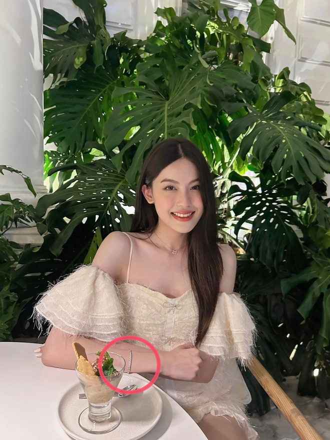 Trước khi lộ ảnh thân mật ở photobooth, HIEUTHUHAI và bạn gái còn bị "tóm dính" tình tứ cỡ nào nơi công cộng?- Ảnh 6.