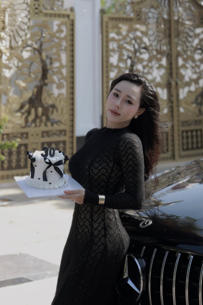 Vợ Hồ Tấn Tài hóa thân thành "nữ tổng tài" sexy trong xế hộp- Ảnh 5.