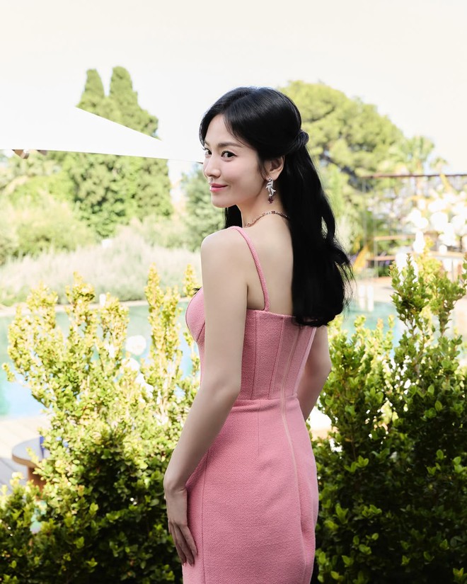Song Hye Kyo tóc dài chính là "chân ái", nhìn trẻ như ngoài 20 - Ảnh 4.
