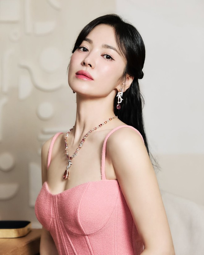 Song Hye Kyo tóc dài chính là "chân ái", nhìn trẻ như ngoài 20 - Ảnh 5.