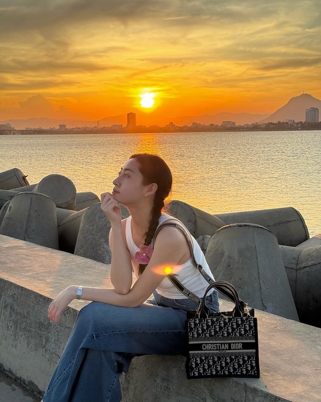 Nàng Hậu có đôi chân dài 1m22 mê đắm 1 item: Diện thế nào cũng xinh, nịnh dáng thôi nhé!- Ảnh 16.