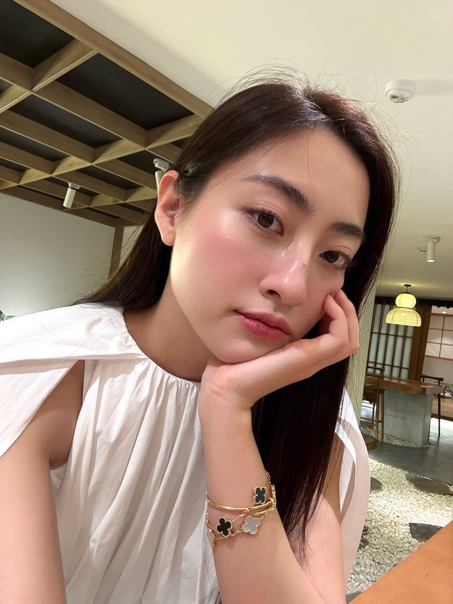 Nàng Hậu có đôi chân dài 1m22 mê đắm 1 item: Diện thế nào cũng xinh, nịnh dáng thôi nhé!- Ảnh 1.