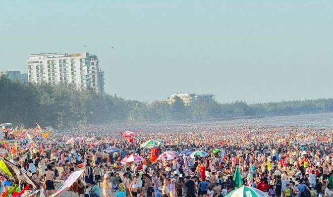 Cảnh tượng kín đặc người ở một bãi biển đang hot nhất nhì miền Bắc, nghe lý do nhiều người phải thừa nhận- Ảnh 2.