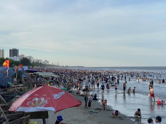 Cảnh tượng kín đặc người ở một bãi biển đang hot nhất nhì miền Bắc, nghe lý do nhiều người phải thừa nhận- Ảnh 3.