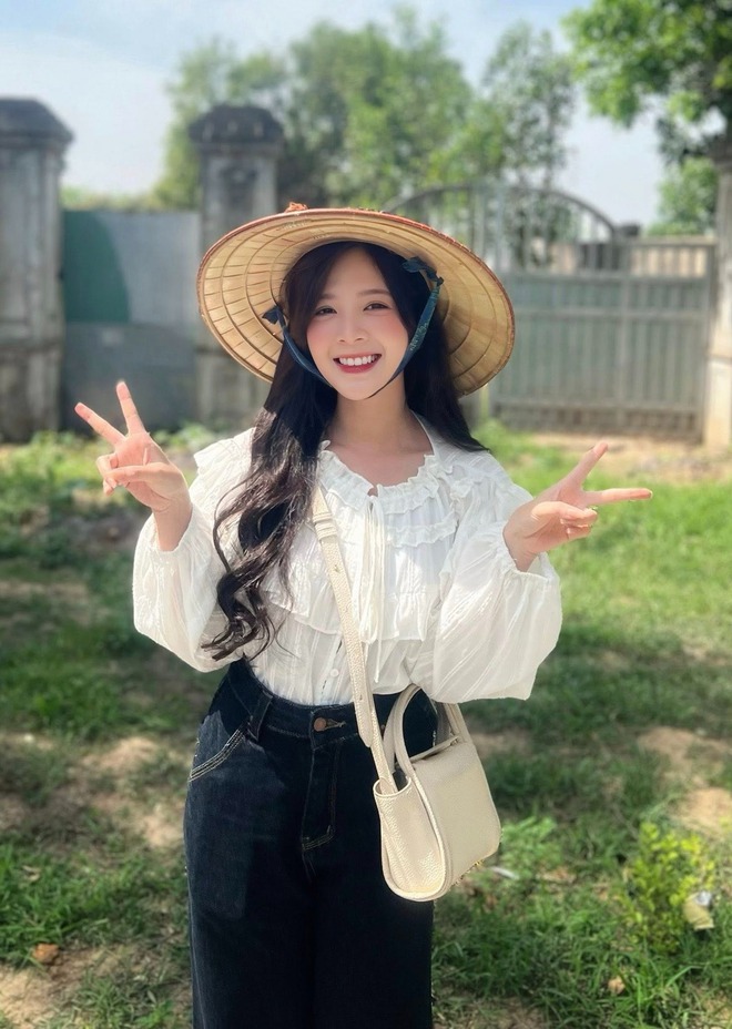 Mỹ nhân phim giờ vàng VTV vừa được cầu hôn: Nhan sắc bị "thời gian bỏ quên", style cực dịu dàng cuốn hút- Ảnh 5. Mỹ nhân phim giờ vàng VTV vừa được cầu hôn: Nhan sắc bị "thời gian bỏ quên", style cực dịu dàng cuốn hút- Ảnh 5.