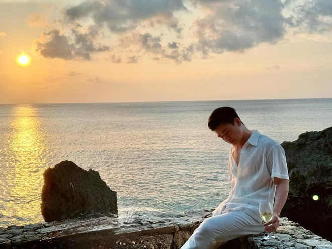 1 tuần bay 3 nước, "bố đơn thân nghìn tỷ" nhà bầu Hiển bóc trần cuộc sống hào môn, thời gian nào chăm 3 con?- Ảnh 2. 1 tuần bay 3 nước, "bố đơn thân nghìn tỷ" nhà bầu Hiển bóc trần cuộc sống hào môn, thời gian nào chăm 3 con?- Ảnh 2.