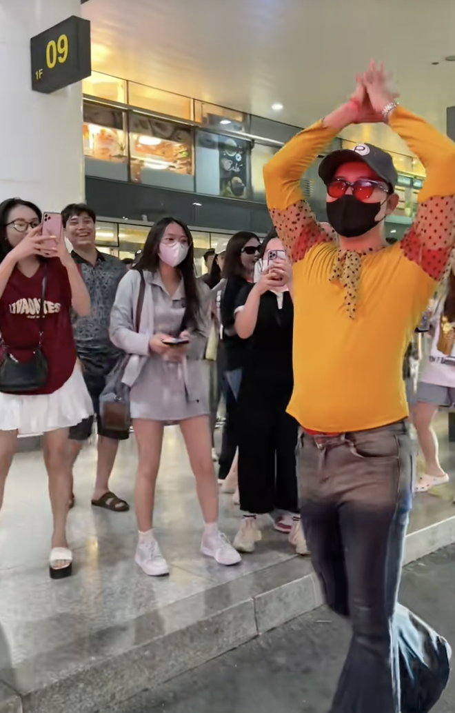 Cỡ này mới chịu: G-Dragon suýt “đụng độ” bản fake hot nhất Việt Nam tại sân bay Nội Bài- Ảnh 2.