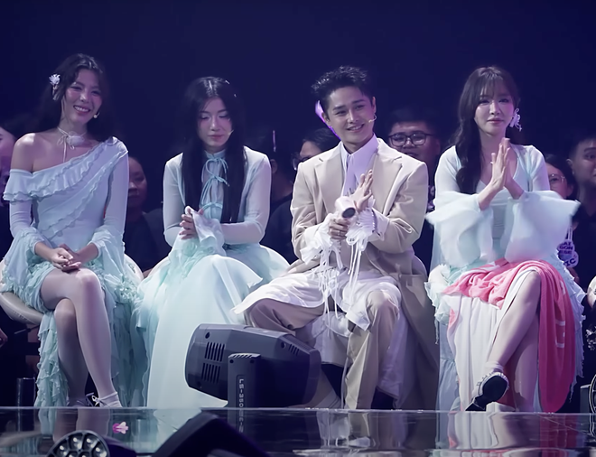 Tập 4 Em Xinh Say Hi: Bích Phương - Tăng Duy Tân "dính như sam", chỉ 1 khoảnh khắc gây bão cõi mạng- Ảnh 2.