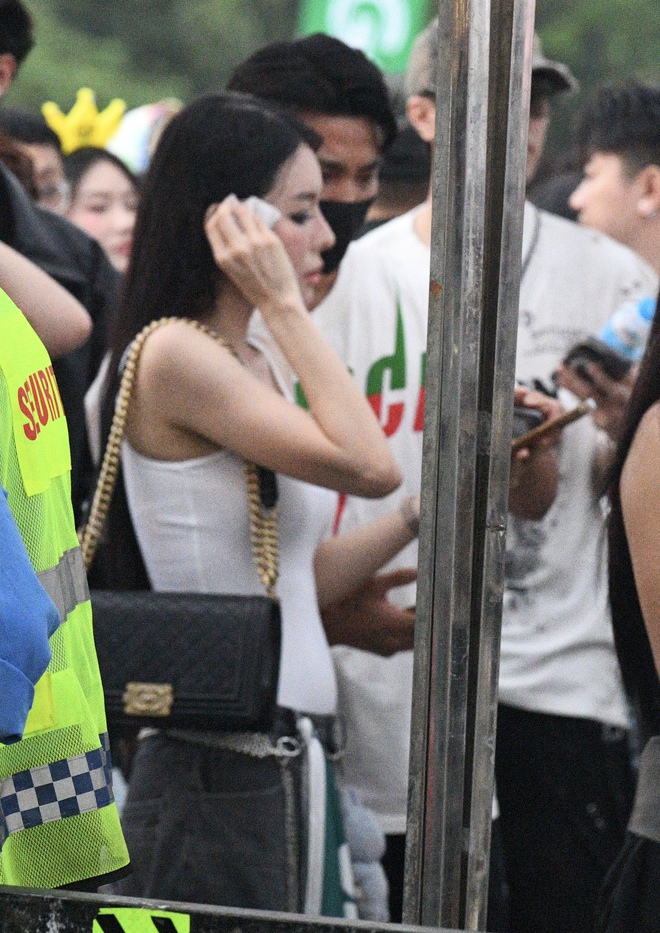 Văn Thanh hộ tống bạn gái gia thế “trâm anh thế phiệt” đi xem G-Dragon, không nhận ra nàng WAG siêu sexy qua cam thường- Ảnh 2.