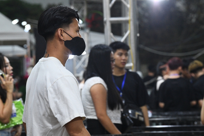 Văn Thanh hộ tống bạn gái gia thế “trâm anh thế phiệt” đi xem G-Dragon, không nhận ra nàng WAG siêu sexy qua cam thường- Ảnh 7.