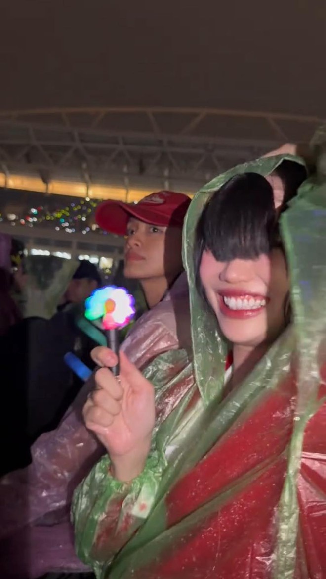 Hàng loạt camera ghi lại cảnh Diệu Nhi gặp "kiếp nạn" khó cứu khi đi đu idol G-Dragon- Ảnh 7.