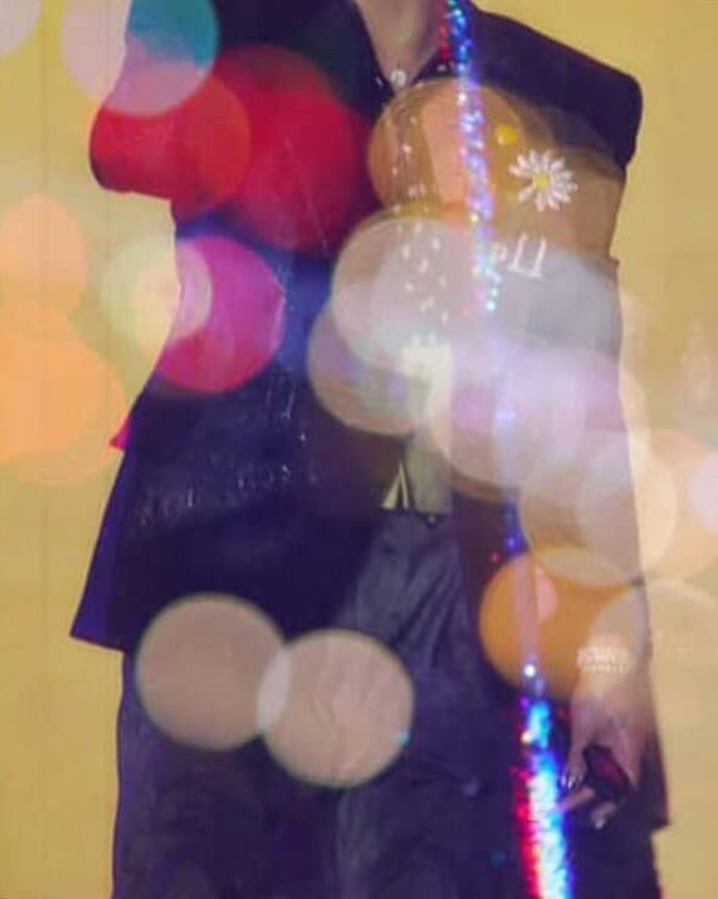 G-Dragon tự tay "xả" cả kho ảnh tắm mưa giữa Mỹ Đình, mờ ảo nhoè nhoẹt nhưng “nghệ cả củ”!- Ảnh 7.