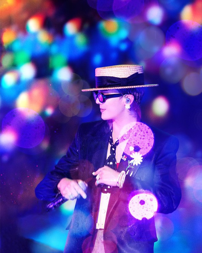 G-Dragon tự tay "xả" cả kho ảnh tắm mưa giữa Mỹ Đình, mờ ảo nhoè nhoẹt nhưng “nghệ cả củ”!- Ảnh 1.