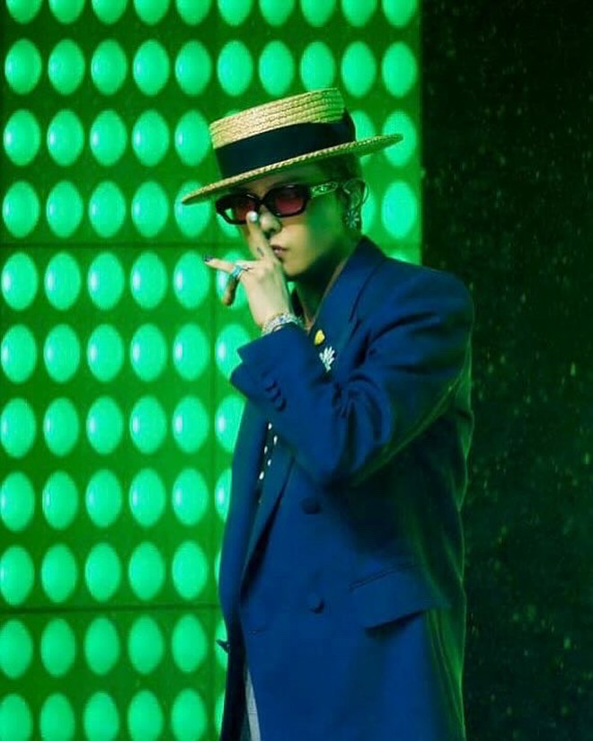 G-Dragon tự tay "xả" cả kho ảnh tắm mưa giữa Mỹ Đình, mờ ảo nhoè nhoẹt nhưng “nghệ cả củ”!- Ảnh 2.