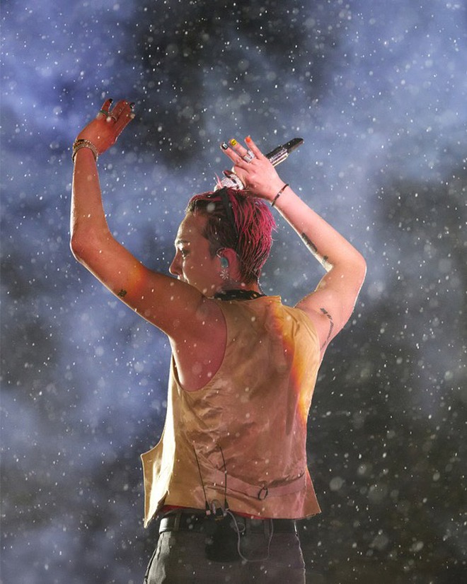 G-Dragon tự tay "xả" cả kho ảnh tắm mưa giữa Mỹ Đình, mờ ảo nhoè nhoẹt nhưng “nghệ cả củ”!- Ảnh 8.