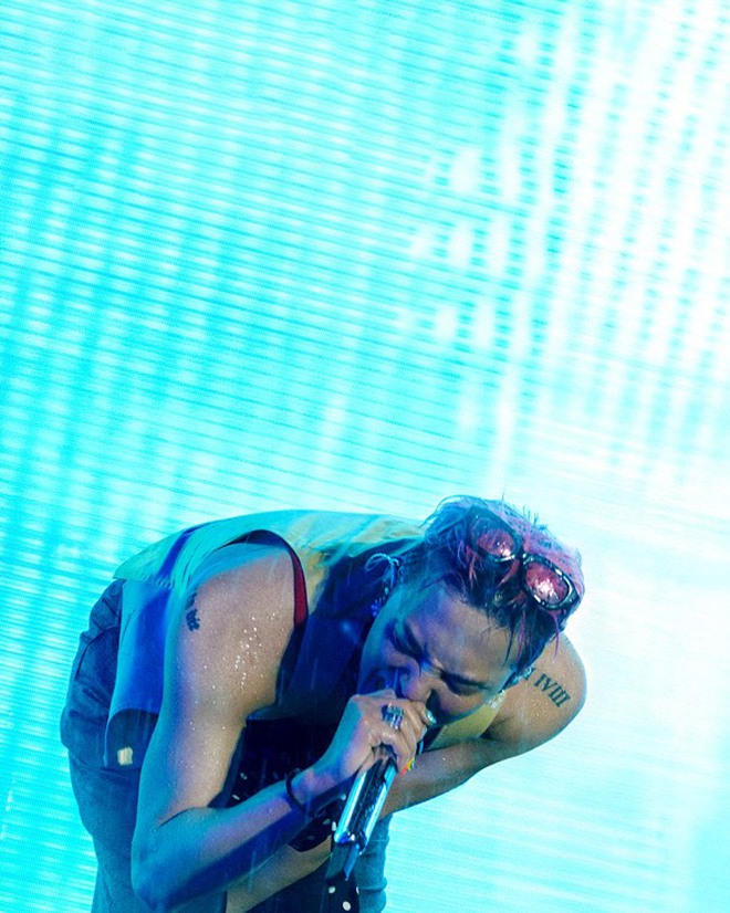 G-Dragon tự tay "xả" cả kho ảnh tắm mưa giữa Mỹ Đình, mờ ảo nhoè nhoẹt nhưng “nghệ cả củ”!- Ảnh 9.