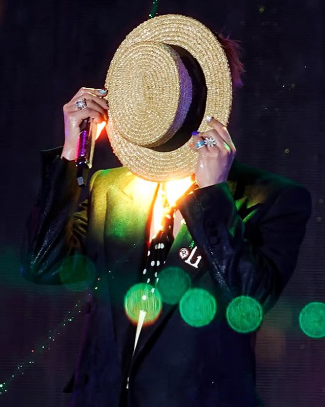 G-Dragon tự tay "xả" cả kho ảnh tắm mưa giữa Mỹ Đình, mờ ảo nhoè nhoẹt nhưng “nghệ cả củ”!- Ảnh 6.