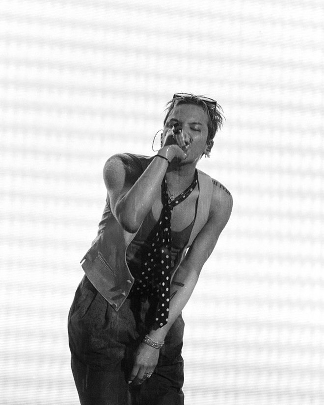 G-Dragon tự tay "xả" cả kho ảnh tắm mưa giữa Mỹ Đình, mờ ảo nhoè nhoẹt nhưng “nghệ cả củ”!- Ảnh 10.
