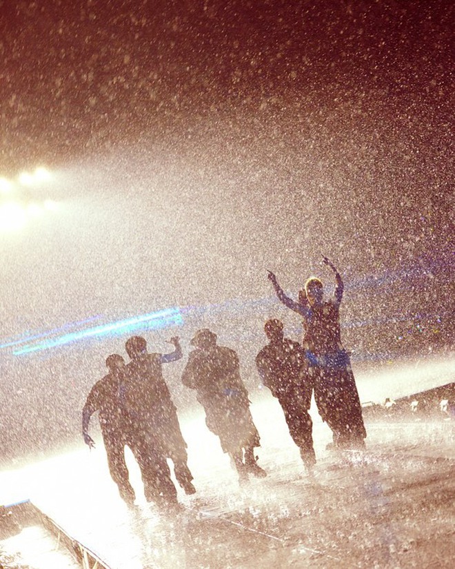 G-Dragon tự tay "xả" cả kho ảnh tắm mưa giữa Mỹ Đình, mờ ảo nhoè nhoẹt nhưng “nghệ cả củ”!- Ảnh 12.