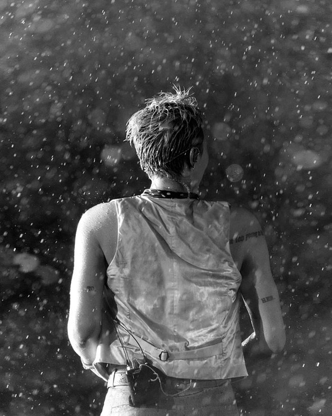 G-Dragon tự tay "xả" cả kho ảnh tắm mưa giữa Mỹ Đình, mờ ảo nhoè nhoẹt nhưng “nghệ cả củ”!- Ảnh 11.