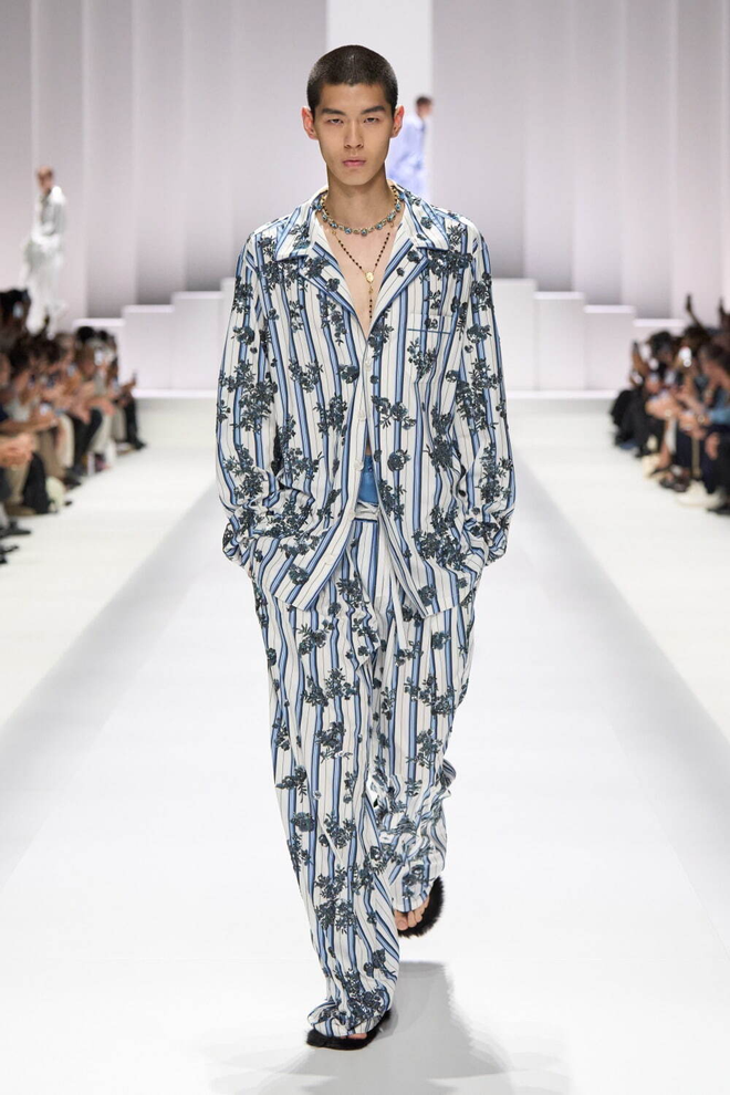 Dàn trai tráng 6 múi mặc pyjama ùn ùn kéo ra đường phố Ý- Ảnh 13. Dàn trai tráng 6 múi mặc pyjama ùn ùn kéo ra đường phố Ý- Ảnh 13.