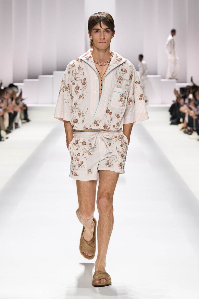 Dàn trai tráng 6 múi mặc pyjama ùn ùn kéo ra đường phố Ý- Ảnh 11. Dàn trai tráng 6 múi mặc pyjama ùn ùn kéo ra đường phố Ý- Ảnh 11.