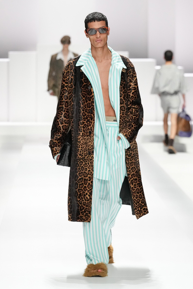 Dàn trai tráng 6 múi mặc pyjama ùn ùn kéo ra đường phố Ý- Ảnh 17. Dàn trai tráng 6 múi mặc pyjama ùn ùn kéo ra đường phố Ý- Ảnh 17.