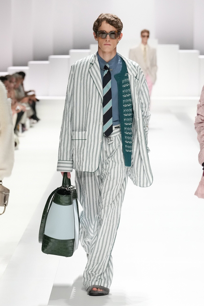 Dàn trai tráng 6 múi mặc pyjama ùn ùn kéo ra đường phố Ý- Ảnh 12. Dàn trai tráng 6 múi mặc pyjama ùn ùn kéo ra đường phố Ý- Ảnh 12.