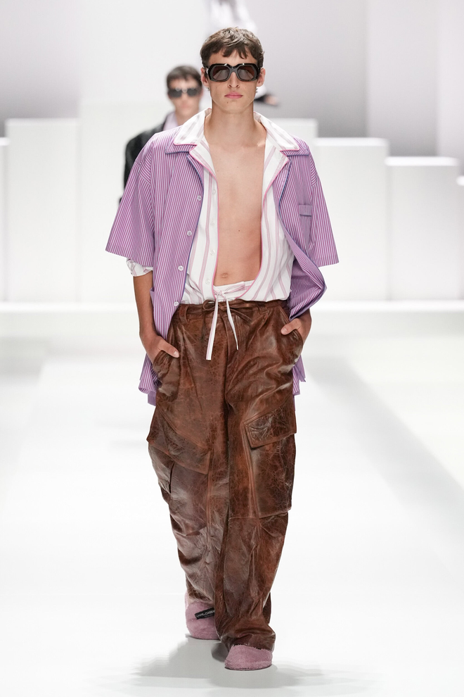 Dàn trai tráng 6 múi mặc pyjama ùn ùn kéo ra đường phố Ý- Ảnh 6. Dàn trai tráng 6 múi mặc pyjama ùn ùn kéo ra đường phố Ý- Ảnh 6.