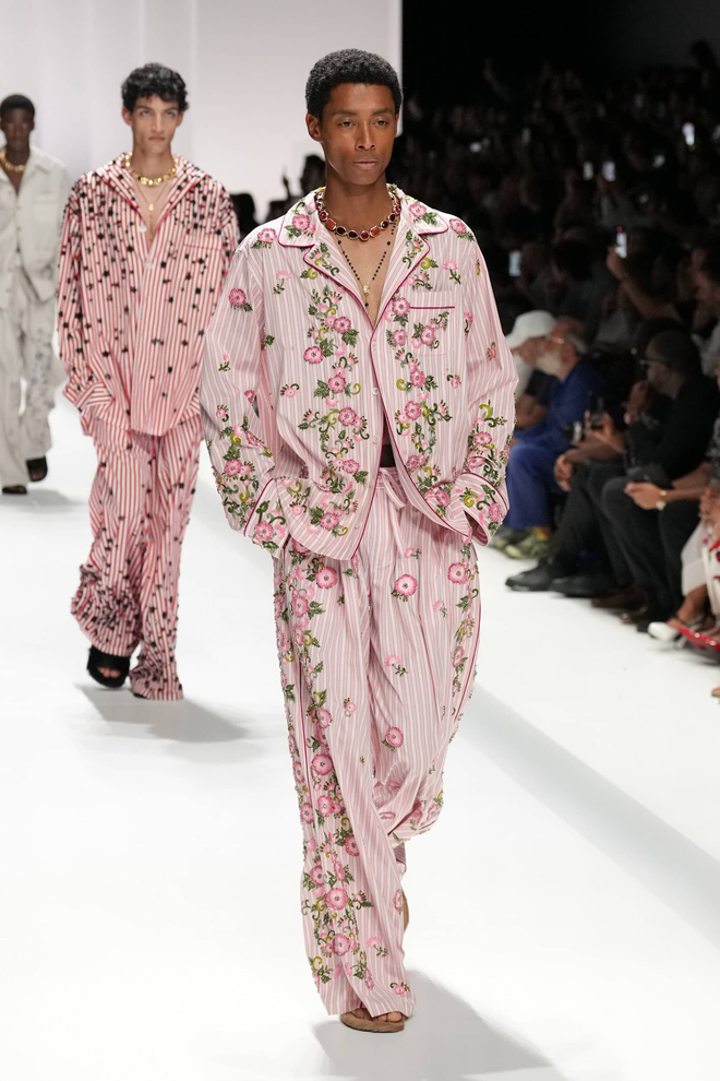 Dàn trai tráng 6 múi mặc pyjama ùn ùn kéo ra đường phố Ý- Ảnh 9. Dàn trai tráng 6 múi mặc pyjama ùn ùn kéo ra đường phố Ý- Ảnh 9.