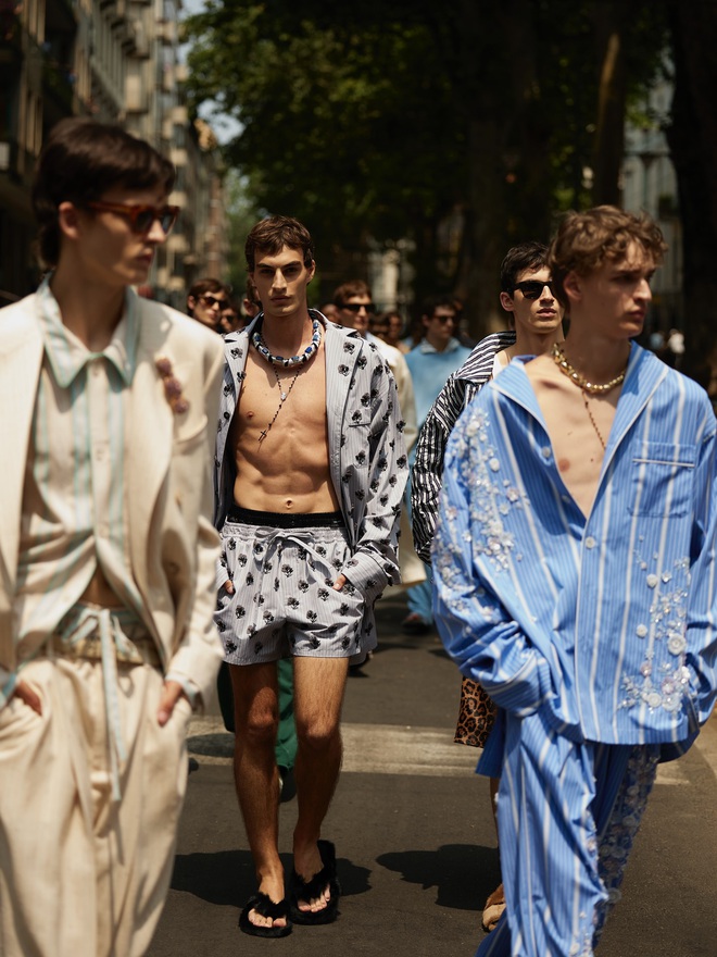 Dàn trai tráng 6 múi mặc pyjama ùn ùn kéo ra đường phố Ý- Ảnh 2. Dàn trai tráng 6 múi mặc pyjama ùn ùn kéo ra đường phố Ý- Ảnh 2.