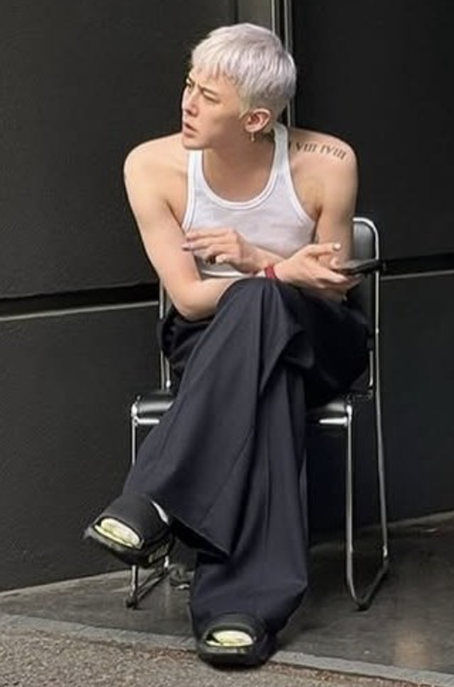 Bờ vai "Thái Bình Dương" của G-Dragon: Là đẹp trời cho hay nhờ tập gym?- Ảnh 6. Bờ vai "Thái Bình Dương" của G-Dragon: Là đẹp trời cho hay nhờ tập gym?- Ảnh 6.