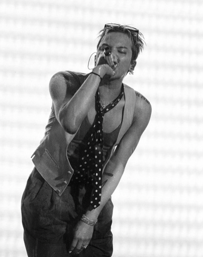 Bờ vai "Thái Bình Dương" của G-Dragon: Là đẹp trời cho hay nhờ tập gym?- Ảnh 4. Bờ vai "Thái Bình Dương" của G-Dragon: Là đẹp trời cho hay nhờ tập gym?- Ảnh 4.