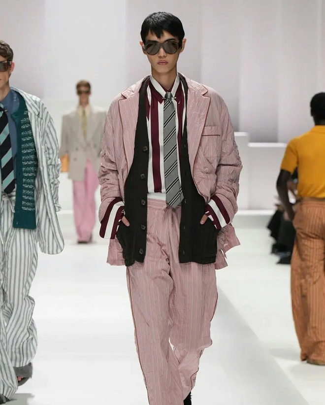 Dàn trai tráng 6 múi mặc pyjama ùn ùn kéo ra đường phố Ý- Ảnh 16. Dàn trai tráng 6 múi mặc pyjama ùn ùn kéo ra đường phố Ý- Ảnh 16.