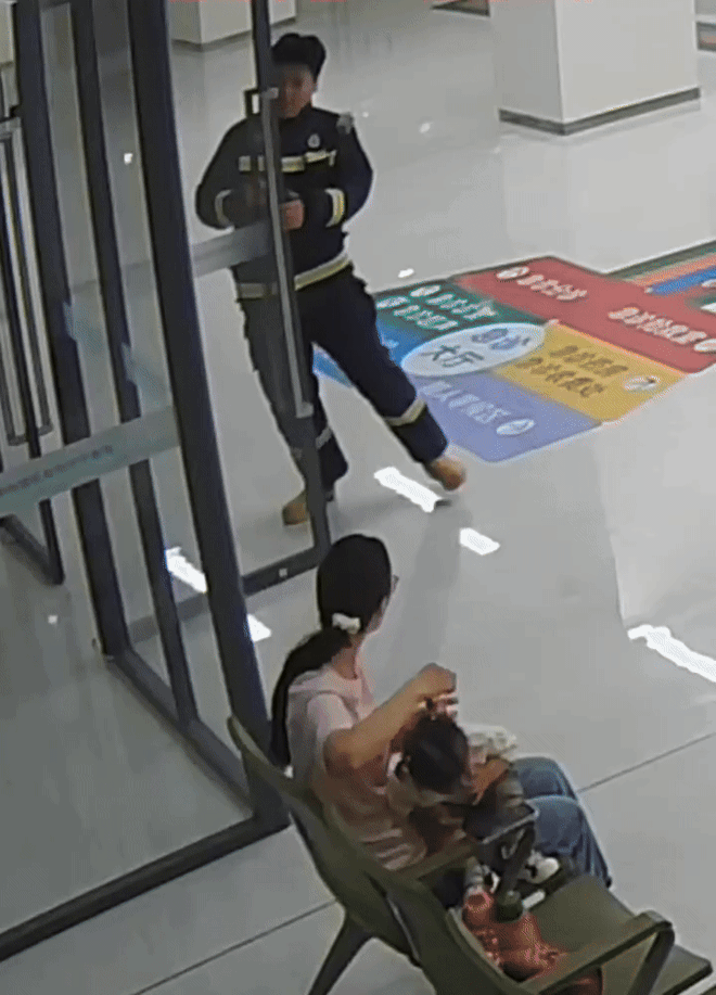 VIDEO: Vợ bắt gặp chồng đưa con người khác đi viện, trong khi con mình sốt cao đang gây xúc động mạnh- Ảnh 1. VIDEO: Vợ bắt gặp chồng đưa con người khác đi viện, trong khi con mình sốt cao đang gây xúc động mạnh- Ảnh 1.