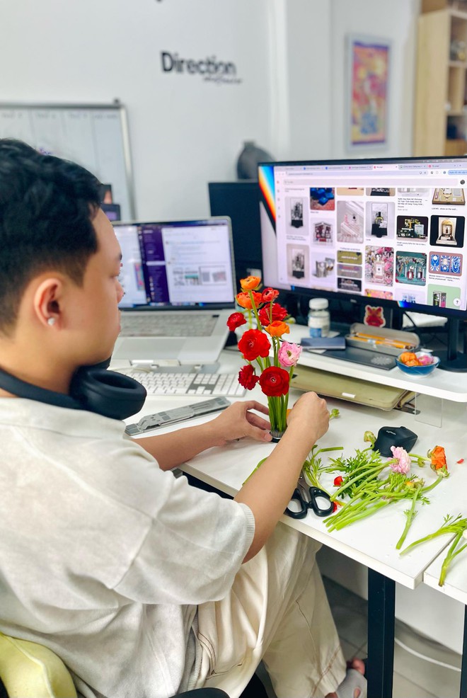 Bức ảnh bình lúa trên bàn làm việc giúp nam nhân viên SN 2000 "phá đảo” bộ môn cắm hoa văn phòng- Ảnh 4. Bức ảnh bình lúa trên bàn làm việc giúp nam nhân viên SN 2000 "phá đảo” bộ môn cắm hoa văn phòng- Ảnh 4.
