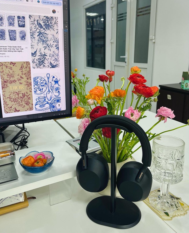 Bức ảnh bình lúa trên bàn làm việc giúp nam nhân viên SN 2000 "phá đảo” bộ môn cắm hoa văn phòng- Ảnh 6. Bức ảnh bình lúa trên bàn làm việc giúp nam nhân viên SN 2000 "phá đảo” bộ môn cắm hoa văn phòng- Ảnh 6.