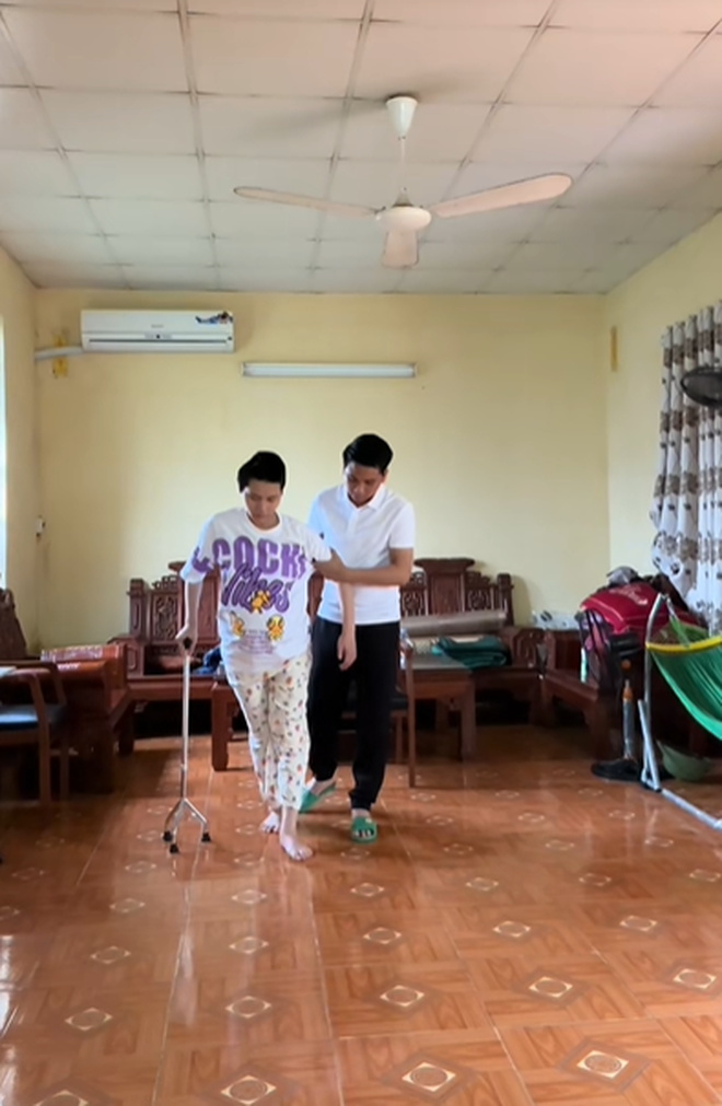 Ngôn tình của đôi vợ chồng Hà Nội dìu nhau qua cửa tử trước khi ly thân gây tranh cãi
- Ảnh 2. Ngôn tình của đôi vợ chồng Hà Nội dìu nhau qua cửa tử trước khi ly thân gây tranh cãi
- Ảnh 2.