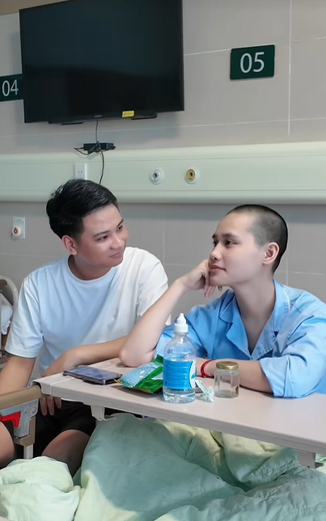 Ngôn tình của đôi vợ chồng Hà Nội dìu nhau qua cửa tử trước khi ly thân gây tranh cãi
- Ảnh 3. Ngôn tình của đôi vợ chồng Hà Nội dìu nhau qua cửa tử trước khi ly thân gây tranh cãi
- Ảnh 3.