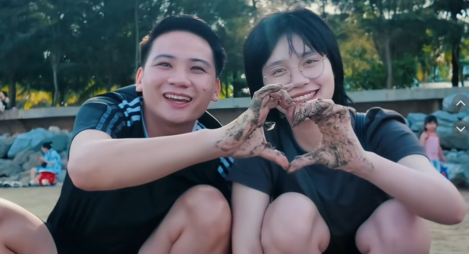 Ngôn tình của đôi vợ chồng Hà Nội dìu nhau qua cửa tử trước khi ly thân gây tranh cãi
- Ảnh 5. Ngôn tình của đôi vợ chồng Hà Nội dìu nhau qua cửa tử trước khi ly thân gây tranh cãi
- Ảnh 5.