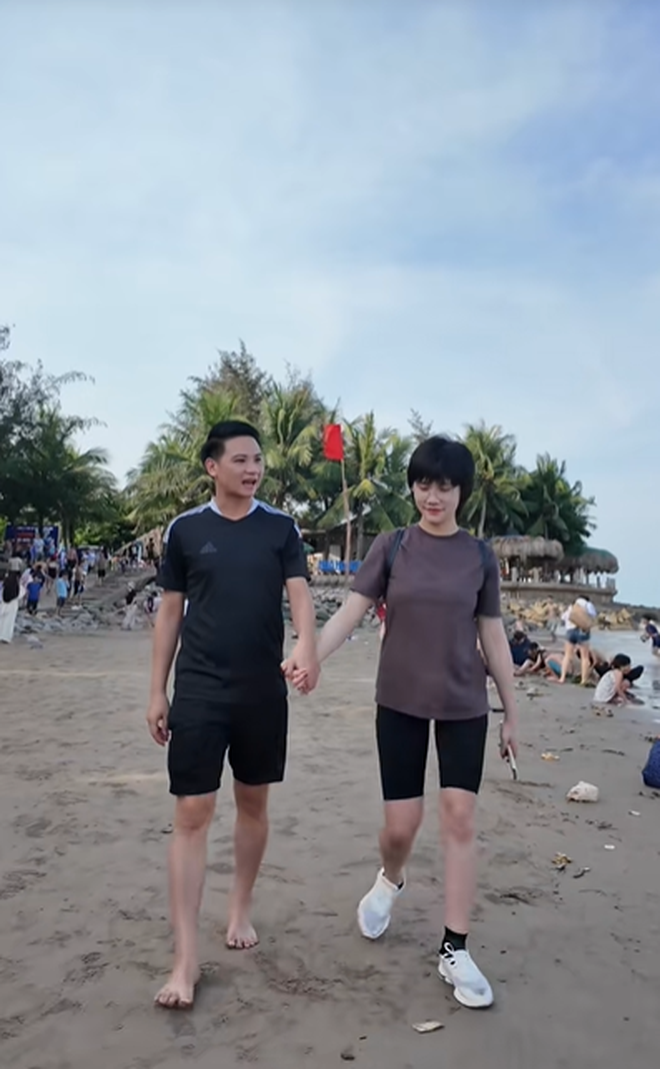 Ngôn tình của đôi vợ chồng Hà Nội dìu nhau qua cửa tử trước khi ly thân gây tranh cãi
- Ảnh 4. Ngôn tình của đôi vợ chồng Hà Nội dìu nhau qua cửa tử trước khi ly thân gây tranh cãi
- Ảnh 4.