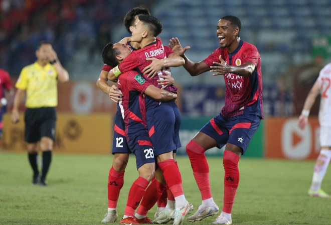 Chu Thanh Huyền hú hét trên sân Hàng Đẫy khẳng định "Quang Hải đẳng cấp", nhan sắc cam thường gây chú ý- Ảnh 2.